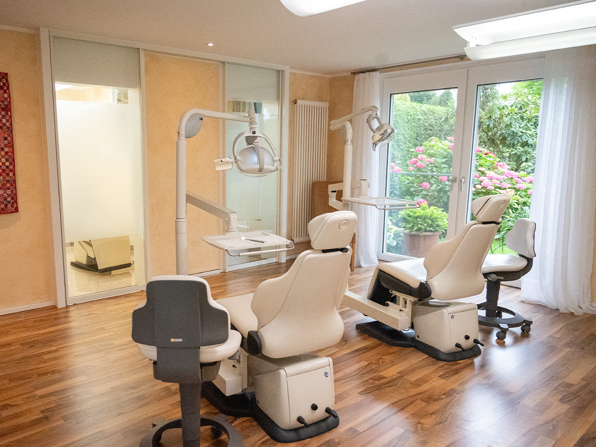 Behandlungszimmer mit Blick in den Praxisgarten Behandlungszimmer mit Blick in den Praxisgarten