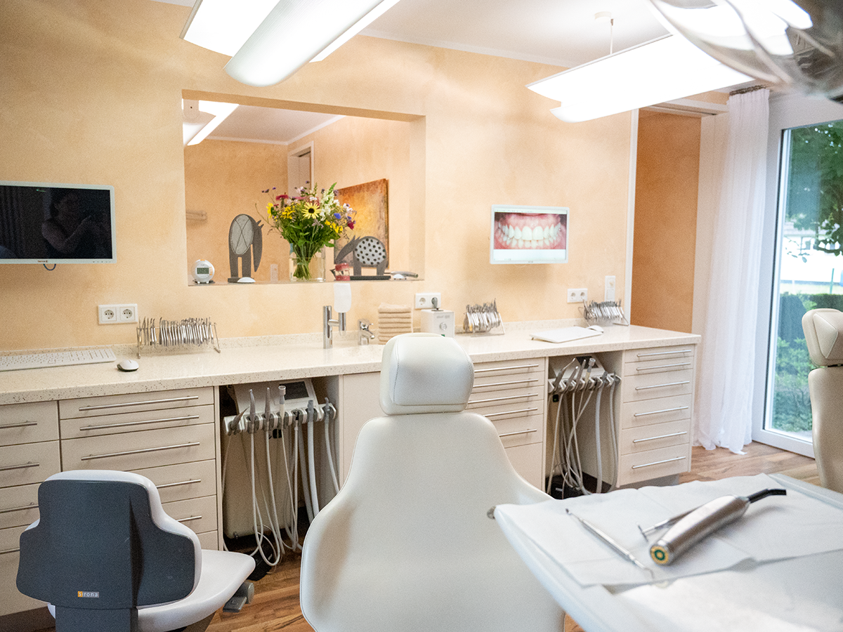 Behandlungszimmer mit Behandlungsstuhl Behandlungszimmer mit Behandlungsstuhl